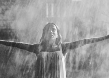cantora, compositora, intérprete;