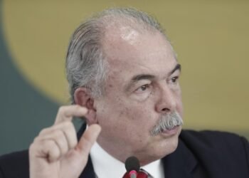 discussões, confrontos, embates;