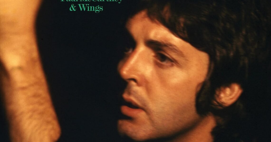Beatle, cantor, compositor, músico;