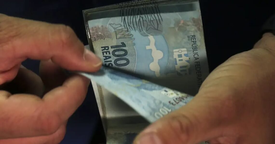 discussão, confronto, embate;