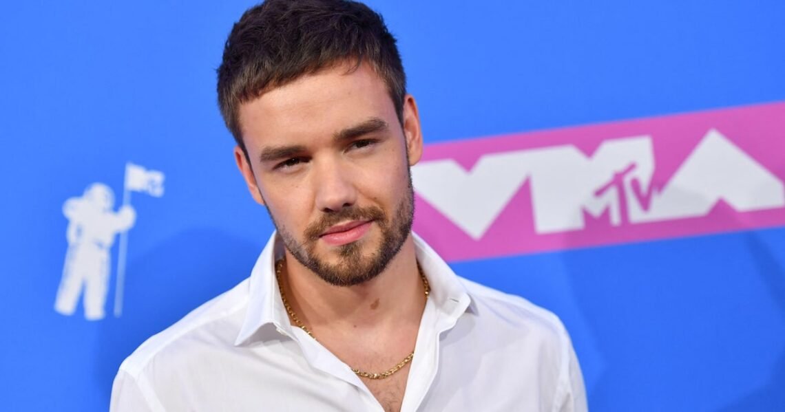 20/10/2024 | 20h49 O britânico Liam Payne em 2018. Cantor morreu na Argentina na última quarta, 16. Foto: Angela Weiss/AFP Geoff Payne, pai de Liam Payne, visita altar improvisado feito pelos fãs em homenagem ao cantor, em Buenos Aires. Foto: Juan Mabromata/AFP Encontrou algum erro? Entre em contato Compartilhe: Tudo Sobre Liam Payne - Todos os direitos: @ Estadão