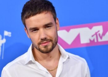 20/10/2024 | 20h49 O britânico Liam Payne em 2018. Cantor morreu na Argentina na última quarta, 16. Foto: Angela Weiss/AFP Geoff Payne, pai de Liam Payne, visita altar improvisado feito pelos fãs em homenagem ao cantor, em Buenos Aires. Foto: Juan Mabromata/AFP Encontrou algum erro? Entre em contato Compartilhe: Tudo Sobre Liam Payne - Todos os direitos: @ Estadão