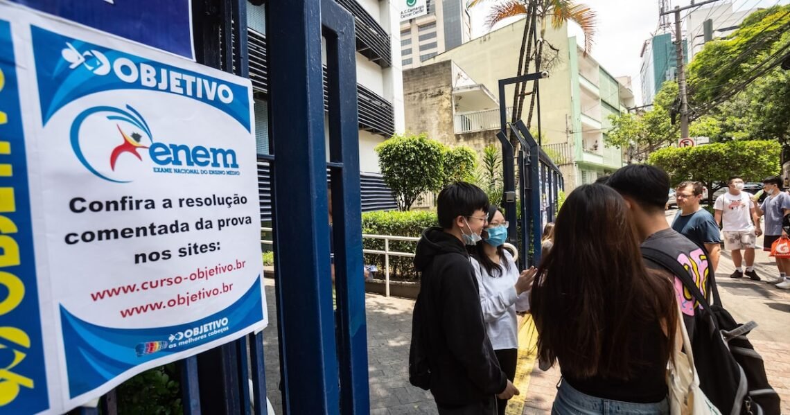 22/10/2024 | 10h04 Na foto, registro de estudantes aguardando a realização do Enem em anos anteriores. Foto: Taba Benedicto/Estadão Encontrou algum erro? Entre em contato Compartilhe: Tudo Sobre Enem [Exame Nacional do Ensino Médio] Brasil [América do Sul] Inep [Instituto Nacional de Estudos e Pesquisas Educacionais Anísio Teixeira] - Todos os direitos: @ Estadão