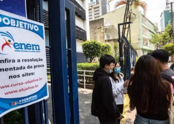 22/10/2024 | 10h04 Na foto, registro de estudantes aguardando a realização do Enem em anos anteriores. Foto: Taba Benedicto/Estadão Encontrou algum erro? Entre em contato Compartilhe: Tudo Sobre Enem [Exame Nacional do Ensino Médio] Brasil [América do Sul] Inep [Instituto Nacional de Estudos e Pesquisas Educacionais Anísio Teixeira] - Todos os direitos: @ Estadão