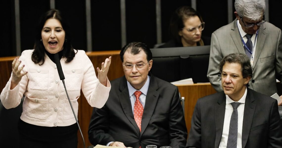 29/10/2024 | 03h00 A ministra do Planejamento, Simone Tebet, o ministro da Fazenda, Fernando Haddad, e o senador Eduardo Braga (MDB-AM) relator da PEC no Senado durante sessão solene de promulgação da reforma tributária, em dezembro de 2023 Foto: Wilton Junior/Estadão Encontrou algum erro? Entre em contato Compartilhe: Tudo Sobre reforma tributária Senado Federal Câmara dos Deputados IVA - Todos os direitos: @ Estadão