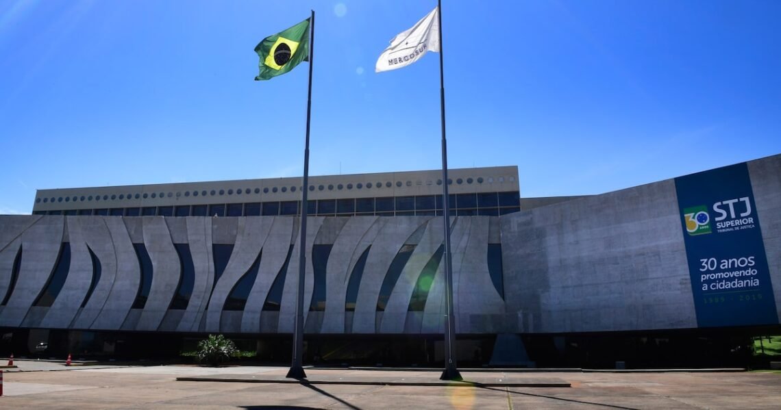 27/10/2024 | 05h00 Decisão do STJ beneficiou advogada; PF suspeita que ela tenha envolvimento em esquema de compra e venda de decisões judiciais. Foto: Gustavo Lima/STJ Encontrou algum erro? Entre em contato Compartilhe: Tudo Sobre STJ [Superior Tribunal de Justiça] Mato Grosso do Sul [estado] Francisco Falcão - Todos os direitos: @ Estadão