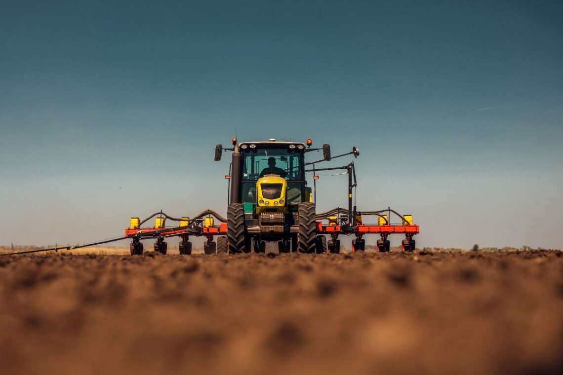 máquinas agrícolas, equipamentos, implementos;