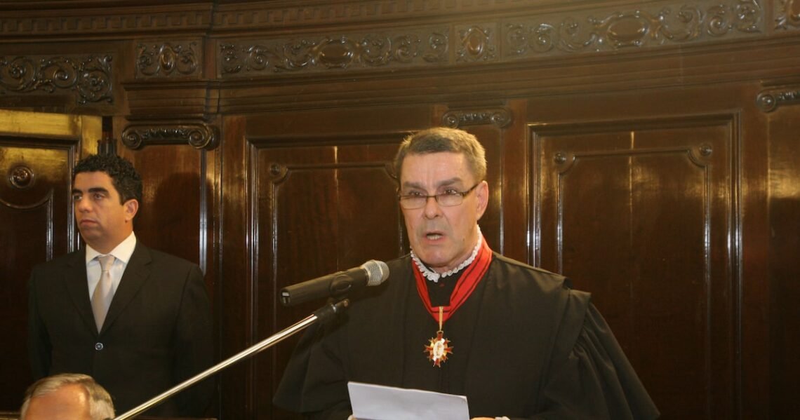 desembargador, magistrado;