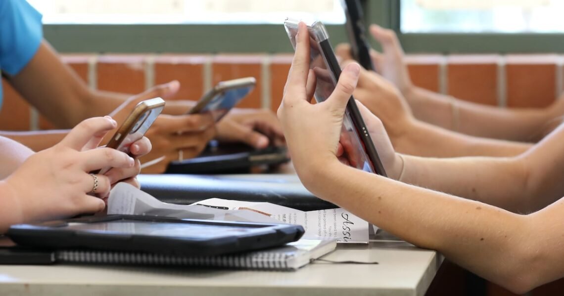 celular, telefone, telemóvel;