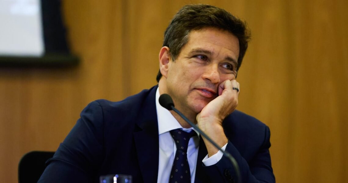 chega, presente, aparece, encontra-se;