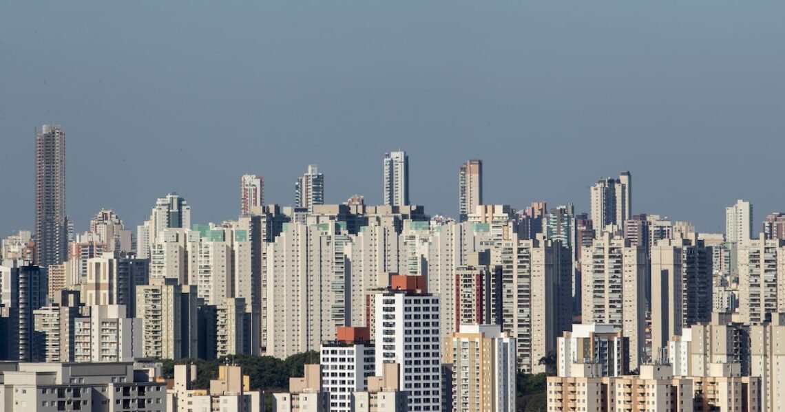 21/12/2024 | 09h00 Crescimento do mercado imobiliário também aumentou número de imóveis em leilão Foto: Daniel Teixeira/ Estadão Encontrou algum erro? Entre em contato Compartilhe: Tudo Sobre inadimplência mercado imobiliário - Todos os direitos: @ Estadão