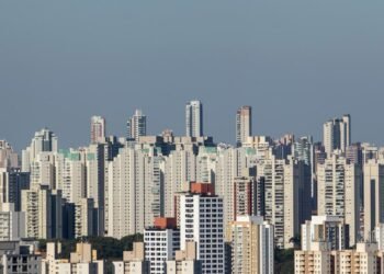 21/12/2024 | 09h00 Crescimento do mercado imobiliário também aumentou número de imóveis em leilão Foto: Daniel Teixeira/ Estadão Encontrou algum erro? Entre em contato Compartilhe: Tudo Sobre inadimplência mercado imobiliário - Todos os direitos: @ Estadão